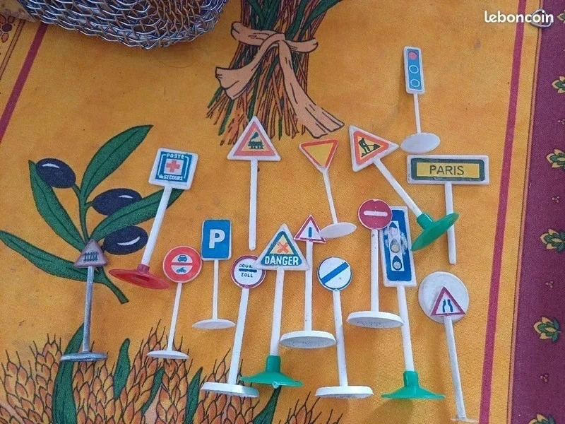 Lot panneaux de signalisation en plastique et un en métal